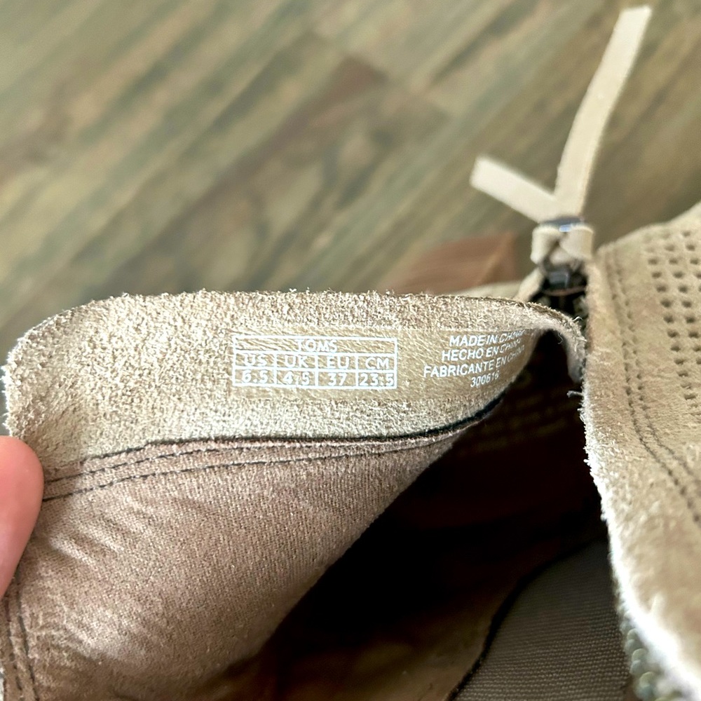 TOMS - Picture 4 of 8